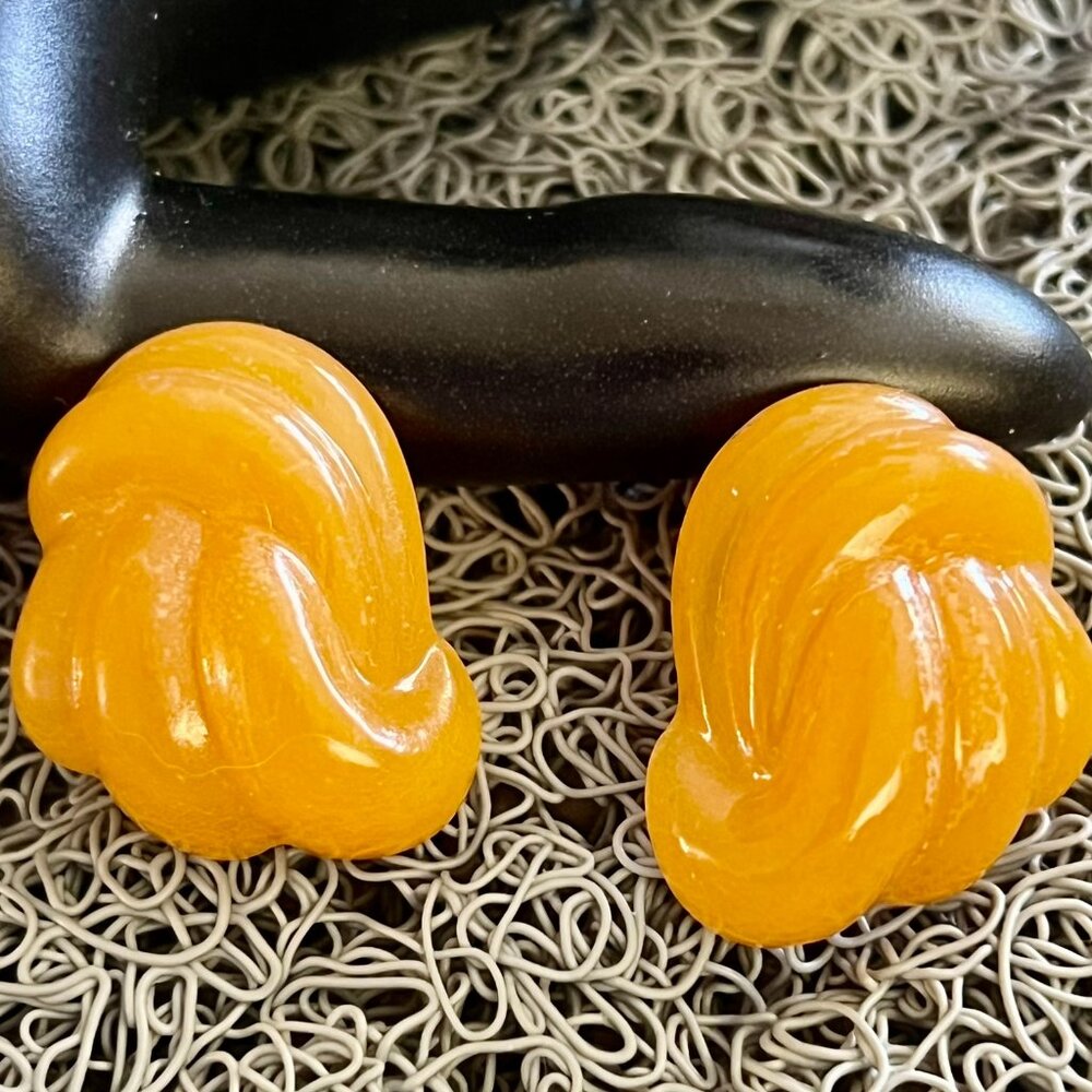 Vintage HONEY CARAMEL MOLDED LUCITE PIERCED EARRINGS